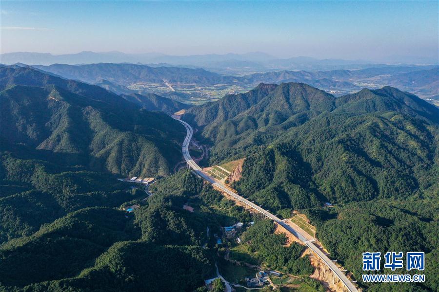 (經濟)(4)廣東:韶新高速松山隧道全線貫通