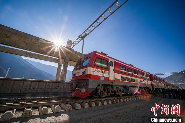 資料圖為拉林鐵路正線軌道全部鋪通,一輛軌道車行駛在拉林鐵路上。<a target='_blank' >中新社</a>記者 何蓬磊 攝 點(diǎn)擊進(jìn)入下一頁(yè)
